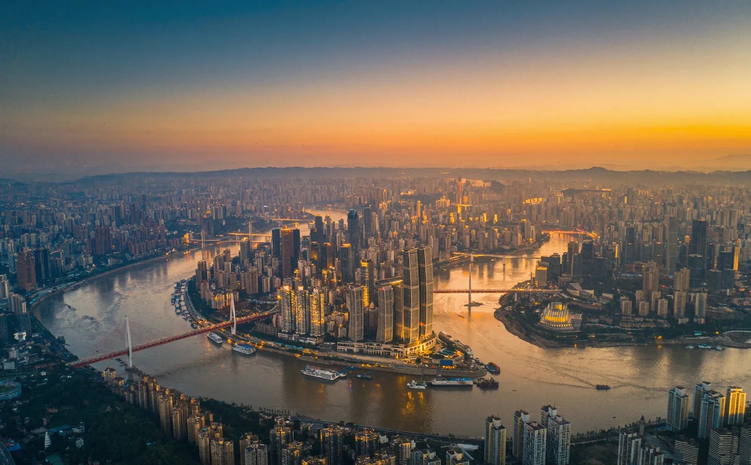 重庆渝中半岛与两江交汇航拍黄昏全景：行以致用创始团队走访 1000 多家企业的起点