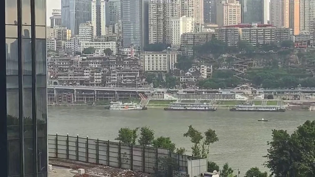 办公室窗外:嘉陵江与渝中半岛